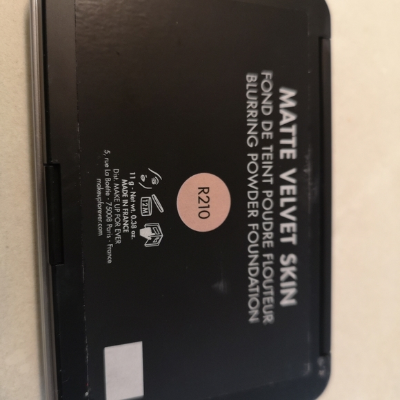 Make Up Forever - Matte Velvet Skin R210 - Picture 3 of 4